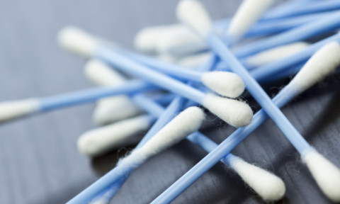 De ce nu trebuie să folosești niciodată bețișoare pentru urechi. Un medic trage un semnal de alarmă