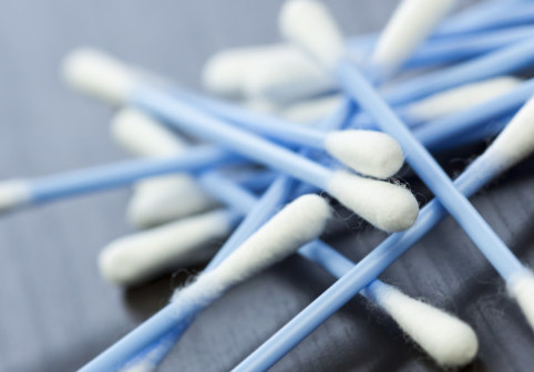 De ce nu trebuie să folosești niciodată bețișoare pentru urechi. Un medic trage un semnal de alarmă