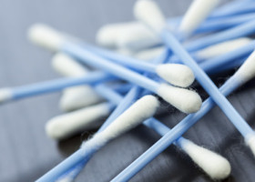 De ce nu trebuie să folosești niciodată bețișoare pentru urechi. Un medic trage un semnal de alarmă