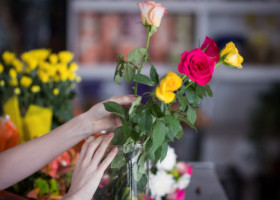 Trucul simplu care menține florile proaspete mai mult timp. Adaugă aceste două ingrediente obișnuite în vază