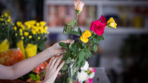 Trucul simplu care menține florile proaspete mai mult timp. Adaugă aceste două ingrediente obișnuite în vază