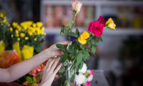 Trucul simplu care menține florile proaspete mai mult timp. Adaugă aceste două ingrediente obișnuite în vază