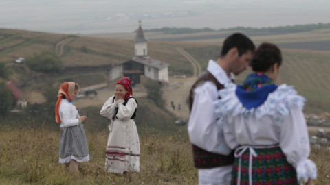 Tradiții și obiceiuri de Dragobete. Ţesutul, cusutul şi toate treburile grele de pe lângă gospodărie sunt interzise, la fel şi plânsul
