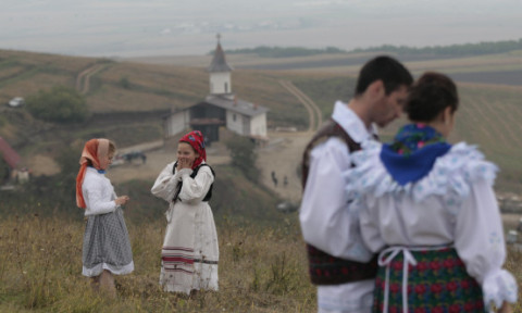 Tradiții și obiceiuri de Dragobete. Ţesutul, cusutul şi toate treburile grele de pe lângă gospodărie sunt interzise, la fel şi plânsul