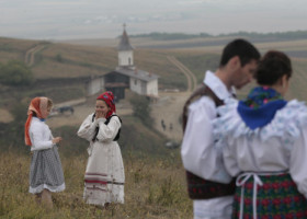 Tradiții și obiceiuri de Dragobete. Ţesutul, cusutul şi toate treburile grele de pe lângă gospodărie sunt interzise, la fel şi plânsul