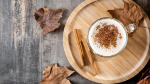 De ce este o idee excelentă să pui un praf de scorțișoară în cafea. 5 beneficii ale acestei combinații