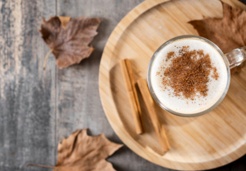 De ce este o idee excelentă să pui un praf de scorțișoară în cafea. 5 beneficii ale acestei combinații