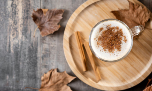 De ce este o idee excelentă să pui un praf de scorțișoară în cafea. 5 beneficii ale acestei combinații