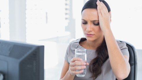 6 cauze neașteptate ale durerilor de cap. Medicii spun că stresul sau deshidratarea nu sunt întotdeauna de vină
