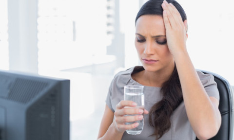 6 cauze neașteptate ale durerilor de cap. Medicii spun că stresul sau deshidratarea nu sunt întotdeauna de vină