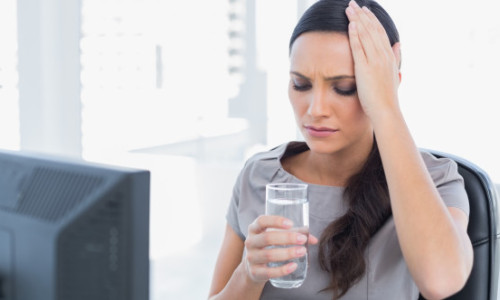 6 cauze neașteptate ale durerilor de cap. Medicii spun că stresul sau deshidratarea nu sunt întotdeauna de vină