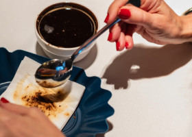 Ingredientul care îți poate face cafeaua mai gustoasă. Puțini oameni știu acest secret din bucătărie