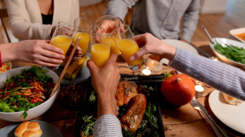 La ce oră trebuie să iei cina ca să dormi mai bine. Recomandarea medicilor înainte de schimbarea orei