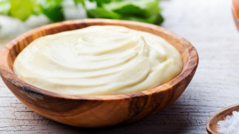 Rețetă simplă de maioneză. Gata în 2 minute, mai ieftină și mai gustoasă decât cea din magazin