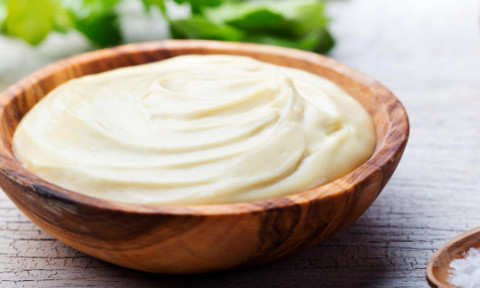 Rețetă simplă de maioneză. Gata în 2 minute, mai ieftină și mai gustoasă decât cea din magazin