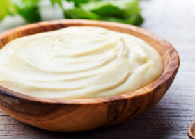 Rețetă simplă de maioneză. Gata în 2 minute, mai ieftină și mai gustoasă decât cea din magazin