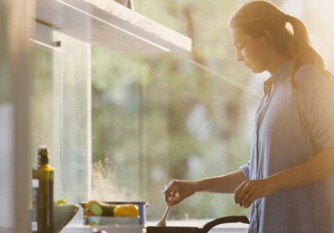 Gătitul acasă reduce riscul de demență. Ce arată un studiu despre obiceiurile săptămânale