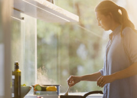 Gătitul acasă reduce riscul de demență. Ce arată un studiu despre obiceiurile săptămânale