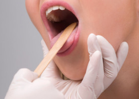 De ce simți gust metalic în gură. Un simptom banal care poate ascunde mai multe cauze