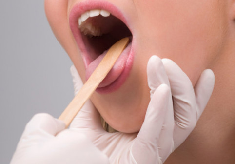 De ce simți gust metalic în gură. Un simptom banal care poate ascunde mai multe cauze