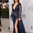 catherine zeta jones pozeaza pe covorul rosu de la sag awards 2019 intr-o rochie albastra