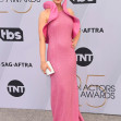 emily blunt pozeaza pe covorul rosu de la sag awards 2019 intr-o rochie roz