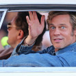 Brad Pitt si Leonardo DiCaprio intr-o masina pe platourile de filmare de la once upon a time in hollywood