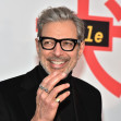 jeff goldblum intr-un costum negru cu ochelari la ochi la premiera filmului Isle of Dogs