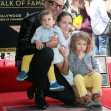 Jeff Goldblum pozeaza alaturi de sotia si copiii lui pe hollywood walk of fame dupa ce a primit stea