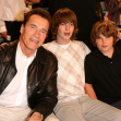 Arnold Schwarzenegger la un meci de baschet alaturi de baietii lui, Patrick si Christopher