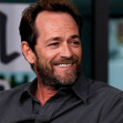 luke perry cu barba zambeste