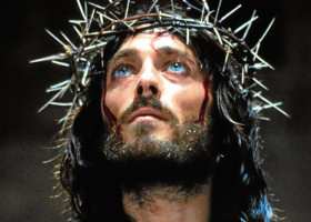 A fascinat cu rolul din “Iisus din Nazaret”. Cum arată acum actorul Robert Powell și cum l-a marcat filmul biblic