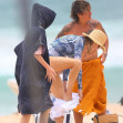 Nicole Kidman și soțul ei, Keith Urban, pe plajă/ Profimedia