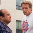USA. Arnold Schwarzenegger and Danny DeVito  in a scene from the ©Universal Pictures movie: Twins (1988).Plot: A physically perfect but innocent man goes in search of his long-lost twin brother, who is short, a womanizer, and small-time crook. Ref:  LMK