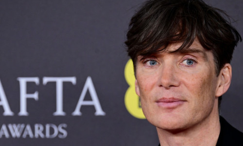 Fiul cel mic al lui Cillian Murphy, într-un serial alături de Sienna Miller. Adolescentul îi seamănă mult starului din „Oppenheimer”