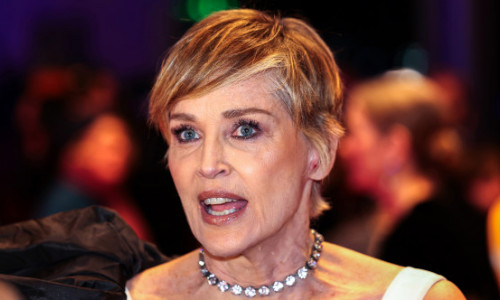 A rupt tăcerea după 30 de ani. Sharon Stone a spus cine este producătorul care a sfătuit-o să întrețină relații intime cu partenerul de film, pentru o mai bună chimie pe ecrane