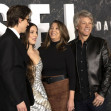Jake Bongiovi, Millie Bobby Brown, Dorothea Hurley und Jon Bon Jovi bei der Premiere des Netflix-Films Damsel im Paris T