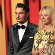 Brandon Lee mit Mutter Pamela Anderson bei der Vanity Fair Oscar Party 2024 anlässlich der 96. Oscar-Verleihung im Walli
