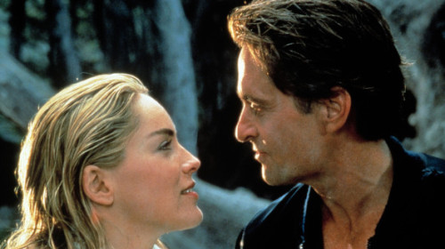 O nouă versiune a filmului „Basic Instinct”, în lucru. Originalul cu Sharon Stone și Michael Douglas a avut încasări uriașe