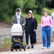 Suki Waterhouse și Robert Pattinson la plimbare cu copilul/ Profimedia