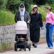 Suki Waterhouse și Robert Pattinson la plimbare cu copilul/ Profimedia