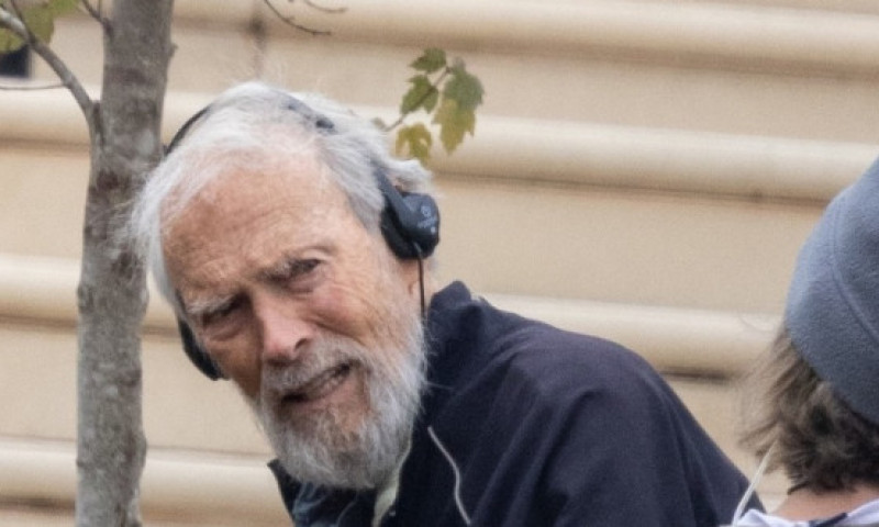 Clint Eastwood, în pragul vârstei de 94 de ani. Fragil, dar senin și zâmbitor, a mers la un eveniment în California pentru a fi alături de buna sa prietenă, Jane Goodall