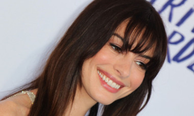 Anne Hathaway îl apără pe Tom Cruise după eșecul filmului Digger: "Inteligent, derutant, agresiv, amuzant și ambițios"