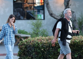 Mel Gibson, într-o apariție rară alături de iubita sa cu 34 de ani mai tânără și fiul lor. Actorul a fost supus recent unei operații la umăr