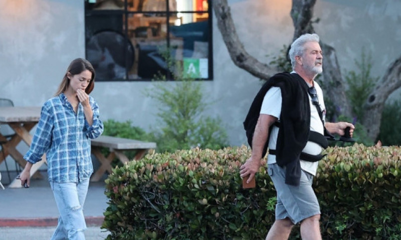 Mel Gibson, într-o apariție rară alături de iubita sa cu 34 de ani mai tânără și fiul lor. Actorul a fost supus recent unei operații la umăr