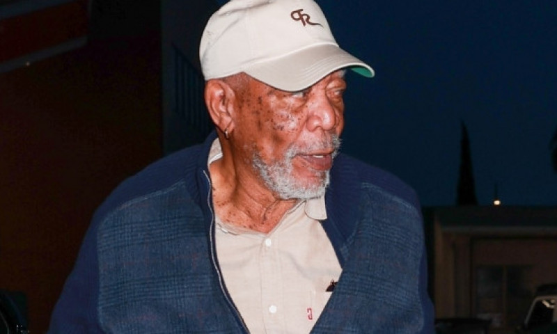 Morgan Freeman, fotografiat în public, la intrarea într-un restaurant din Beverly Hills. Și-a asortat ținuta cu mănușa specială pe care o poartă mereu pe mâna stângă