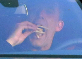 Plăcerea lui vinovată. Ben Affleck, surprins din nou de paparazzi la fast food. FOTO