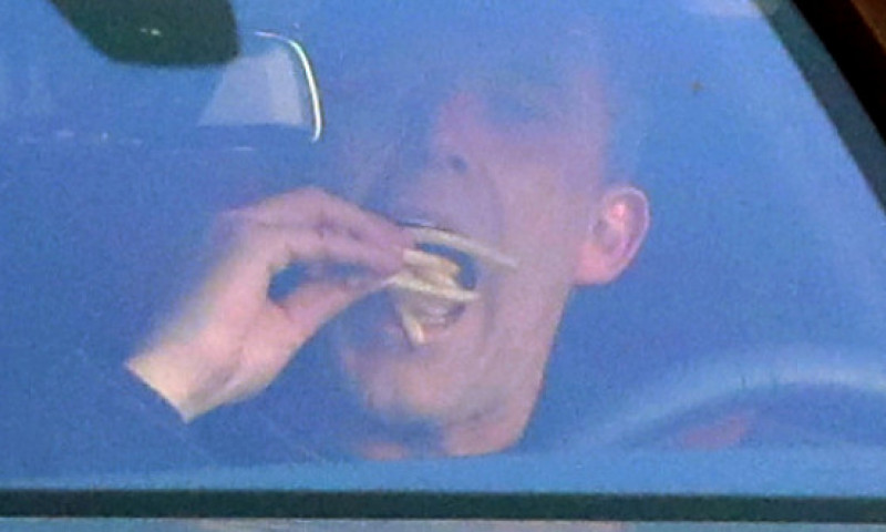 Plăcerea lui vinovată. Ben Affleck, surprins din nou de paparazzi la fast food. FOTO