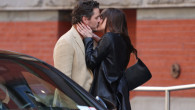 Dakota Johnson și Pedro Pascal, sărut pasional pe străzile din New York. Imaginile au fost surprinse în timpul filmărilor pentru...