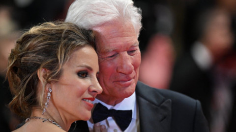Îndrăgostiți până peste cap. Richard Gere și soția sa au fermecat publicul cu gesturile lor romantice, pe covorul roșu la Cannes